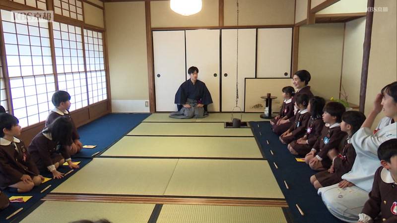 ひな祭りを前に 大学生らが京都の子どもたちをもてなす「ひな祭り茶会」