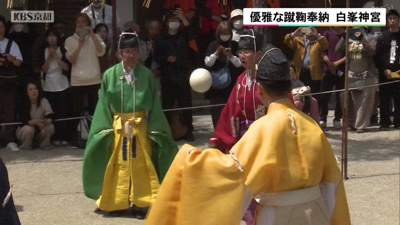 優雅に蹴鞠奉納 京都・白峯神宮