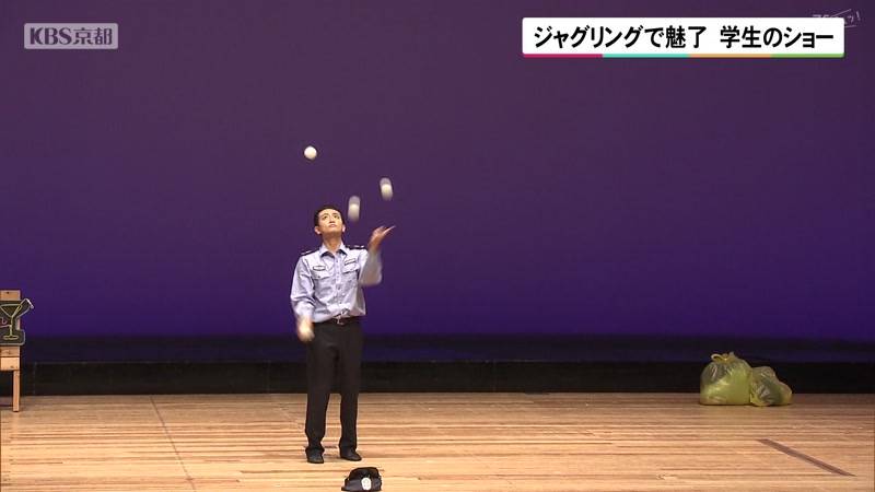 ジャグリングで魅了 京大生中心のサークルによるステージショー