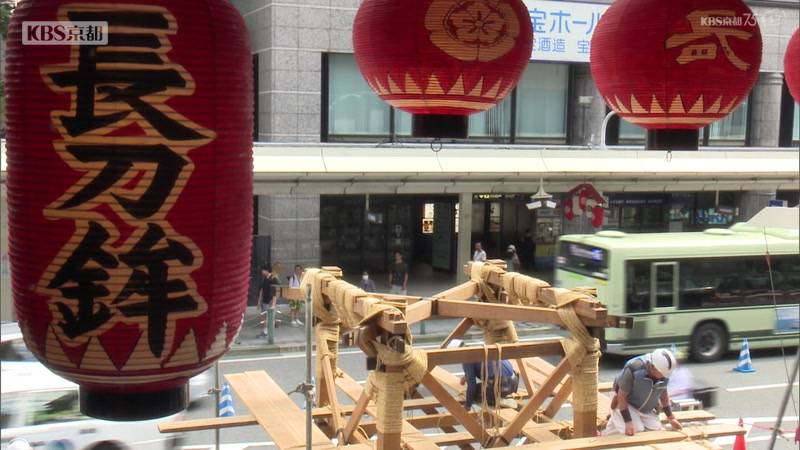 京都・祇園祭の前祭山鉾巡行 長刀鉾で鉾建て始まる